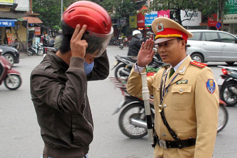 CSGT không nhất thiết phải giơ tay chào người vi phạm trong một số trường hợp theo quy định của Thông tư 65 CSGT co them nhung quyen gi doi voi lai xe